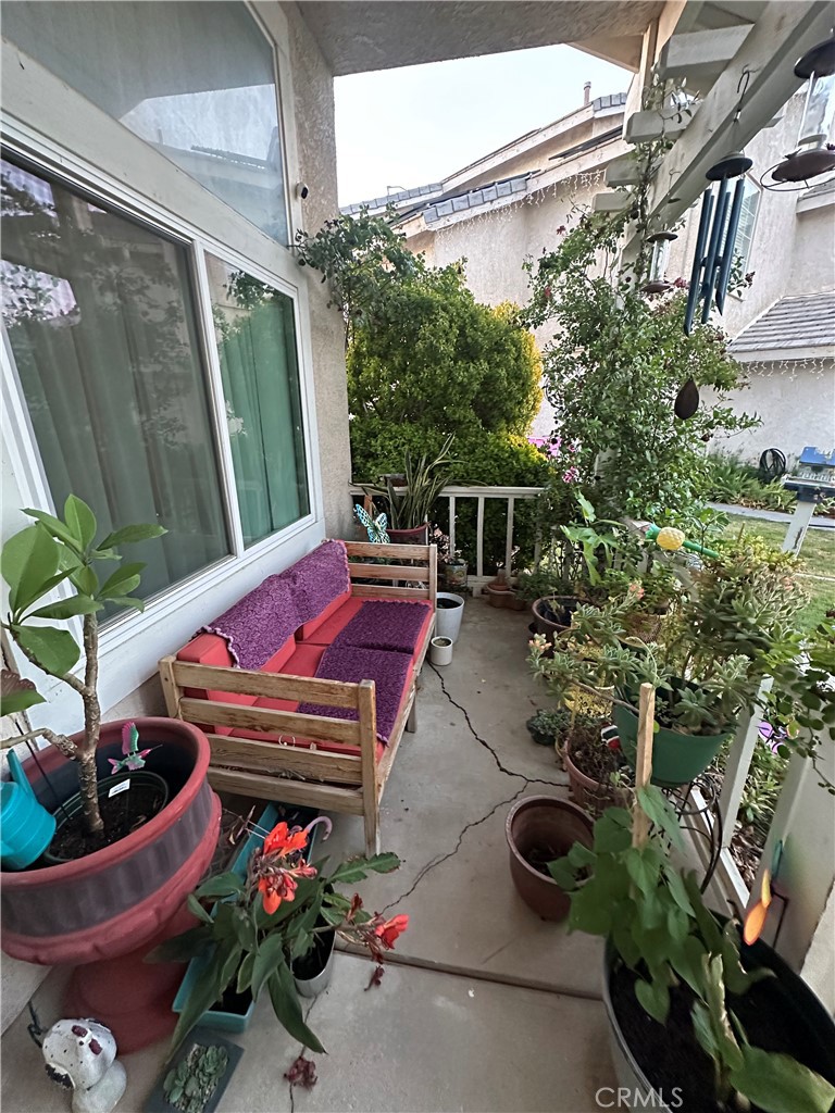https://media.crmls.org/medias/e556cfdc-b459-443d-bab7-ca258130ea41.jpg?preset=X-Large