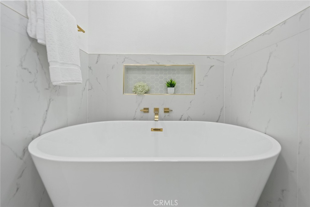 https://media.crmls.org/medias/e55894bf-337e-41af-8499-d23a945903e3.jpg?preset=X-Large