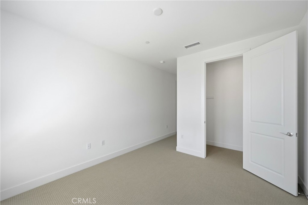 https://media.crmls.org/medias/e55946c0-2cec-4b9a-8aa5-4cd36c5bea84.jpg?preset=X-Large