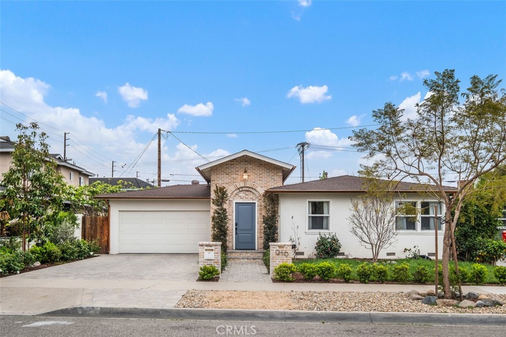916 W Acacia Avenue
