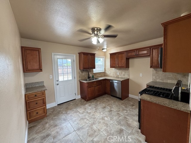 Detail Gallery Image 3 of 8 For 4651 Wildwood, Riverside,  CA 92503 - 4 Beds | 2 Baths