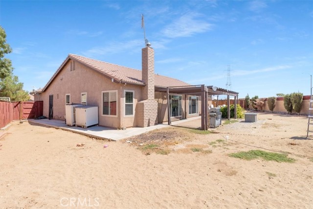 10715 Wakefield E Street, Adelanto CA: https://media.crmls.org/medias/e55e682b-6671-49b6-9123-8fc566f97ac2.jpg