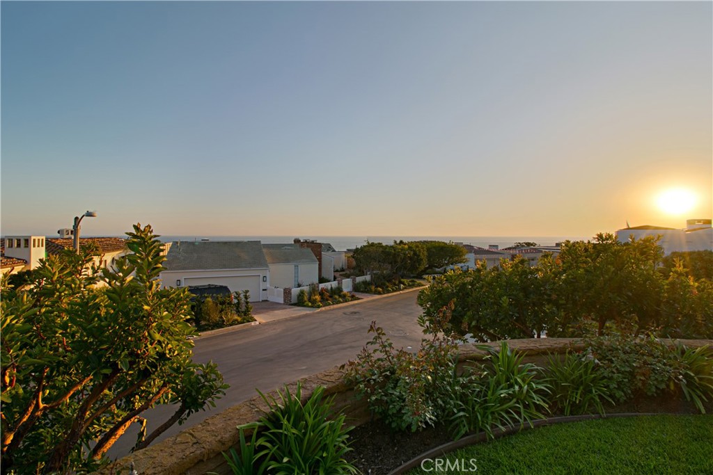 https://media.crmls.org/medias/e55e7744-e7df-4293-9ce3-f684341f0fb3.jpg?preset=X-Large