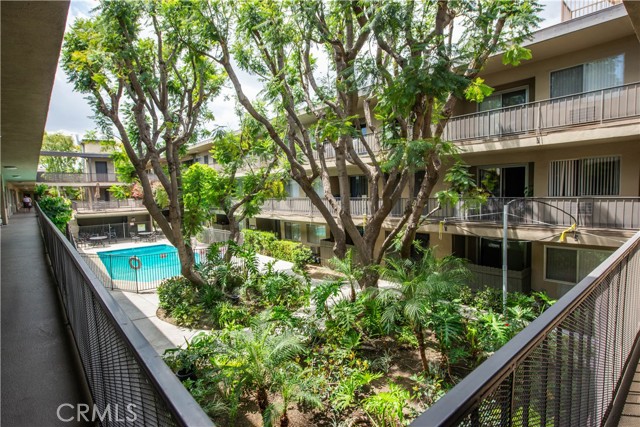 5415 Newcastle Avenue, Encino CA: https://media.crmls.org/medias/e560e812-ed42-48aa-b433-6b8836e30449.jpg