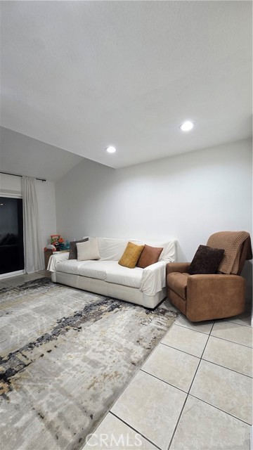 Detail Gallery Image 3 of 27 For 1772 Dumitru #B,  Corona,  CA 92881 - 2 Beds | 2/1 Baths