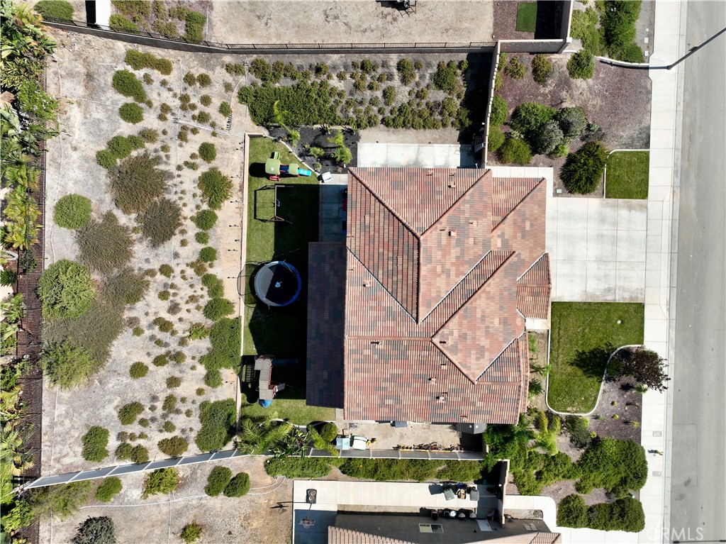 https://media.crmls.org/medias/e5627dd9-a5d1-44a7-9067-6f83c2759d9c.jpg?preset=X-Large