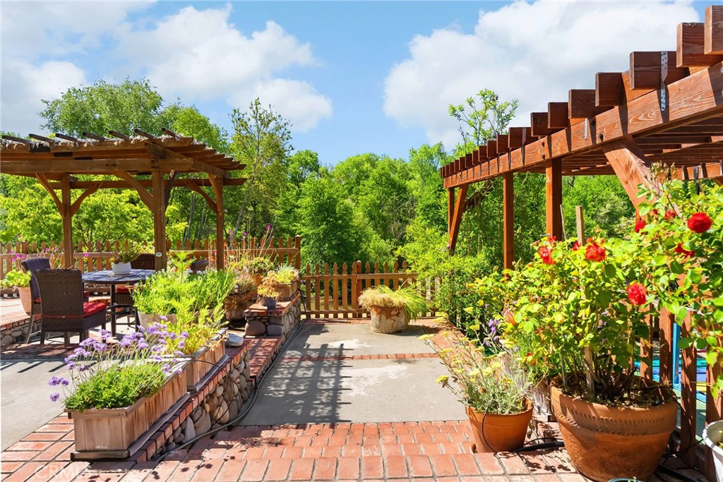 https://media.crmls.org/medias/e5635ea6-eacd-423a-85b0-d83dec1b21ee.jpg?preset=X-Large