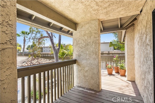 7648 Bay Drive, Huntington Beach CA: https://media.crmls.org/medias/e5648e9a-97ca-457d-a148-0252b162cf02.jpg