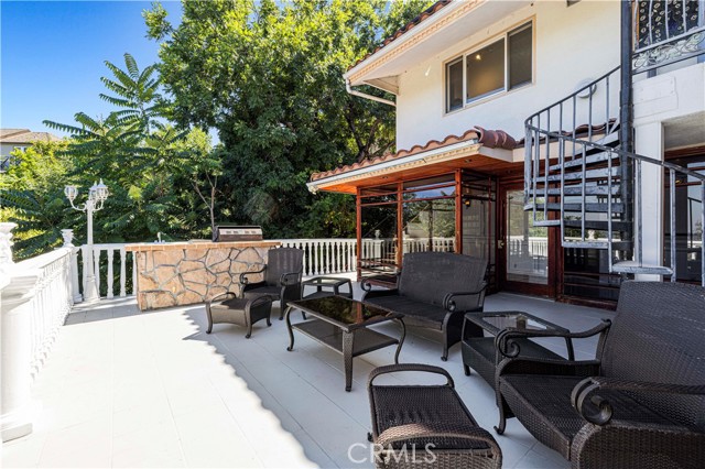 3916 Carnavon Way, Los Angeles CA: https://media.crmls.org/medias/e568ec1c-9e4a-4f14-96d8-9b54de773bf8.jpg
