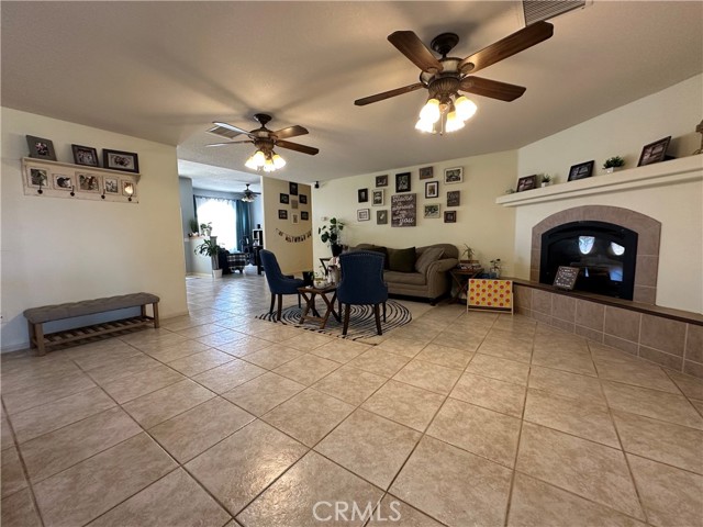 8843 San Diego Drive, Yucca Valley CA: https://media.crmls.org/medias/e569423b-567b-4f8b-b800-19fa48396c6c.jpg