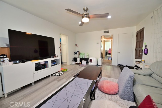 121 E Live Oak Street, San Gabriel CA: https://media.crmls.org/medias/e569bff4-95bb-4e64-99a8-0791c2a83e14.jpg