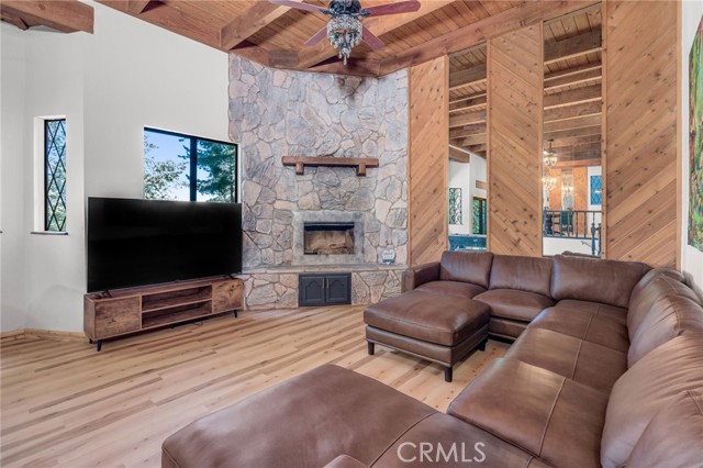 Detail Gallery Image 5 of 48 For 1107 Lugano Ct, Crestline,  CA 92325 - 5 Beds | 3/1 Baths