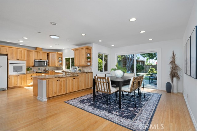 3273 Indiana Ave, Costa Mesa CA: https://media.crmls.org/medias/e56c5c03-655a-4ff2-9a21-1783b7dd4050.jpg