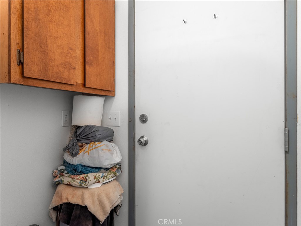 https://media.crmls.org/medias/e56d8c79-6397-4d6b-bc52-380517e15403.jpg?preset=X-Large