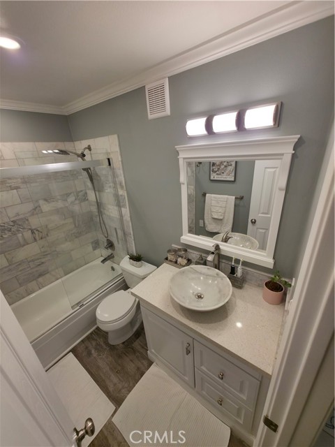 2300 Laguna Cir, #B, Concord CA: https://media.crmls.org/medias/e56f8ae6-9ee6-4eef-9d2c-a67479c156b9.jpg