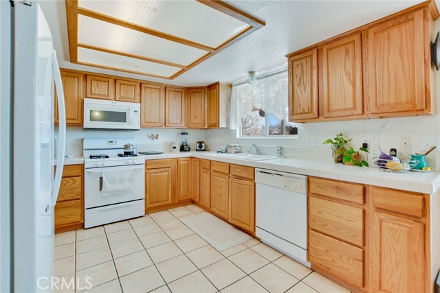 21919 Standing Rock Avenue, Apple Valley CA: https://media.crmls.org/medias/e571a422-5630-4a8f-b6c2-bbea7c888d3c.jpg
