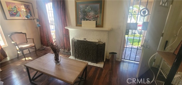 Detail Gallery Image 2 of 11 For 2912 W 30th, Los Angeles,  CA 90018 - 2 Beds | 2 Baths