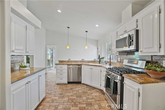 Detail Gallery Image 16 of 38 For 27903 Vista View Dr, Canyon Country,  CA 91351 - 3 Beds | 2 Baths