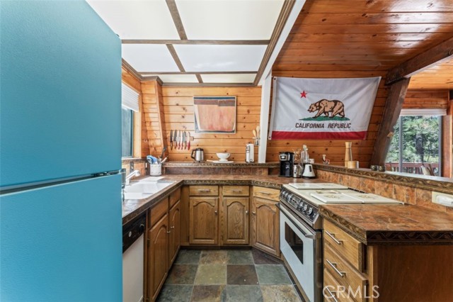 1320 Woodland Drive, Pine Mountain Club CA: https://media.crmls.org/medias/e57316dc-7f44-4ff2-a425-d4ed5b2fb950.jpg