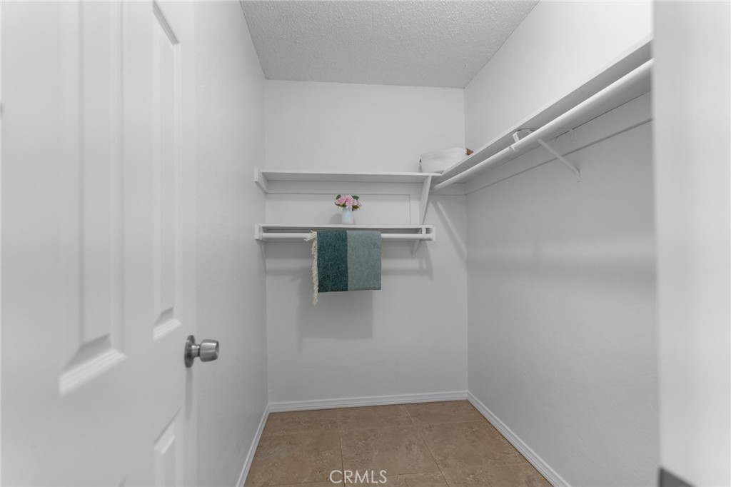 https://media.crmls.org/medias/e573dbae-5bb8-4336-8f7a-dba7a094813b.jpg?preset=X-Large