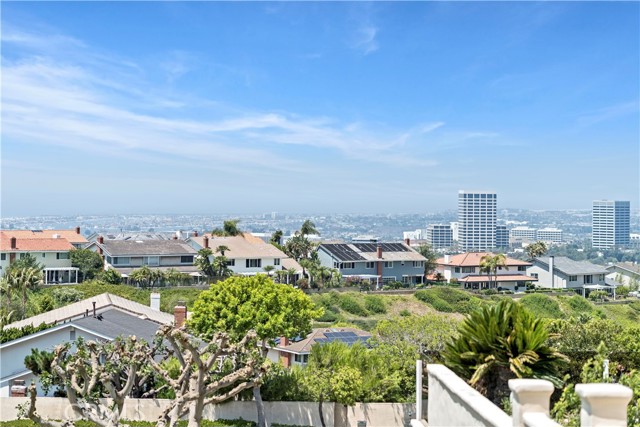 24 Narbonne, Newport Beach CA: https://media.crmls.org/medias/e573f7c4-71a6-444f-83b9-d05257bc230c.jpg