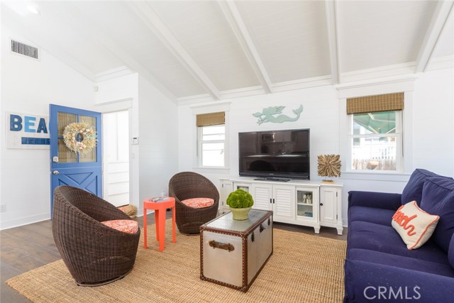 524 13th Street, Manhattan Beach CA: https://media.crmls.org/medias/e574ebd5-2f85-4dcb-ae8a-914a1a0f8a69.jpg