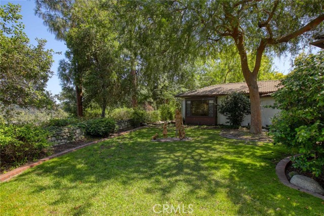1075 Pine Oak Lane, Pasadena CA: https://media.crmls.org/medias/e576e896-4591-4a6f-bd51-eecdf49924cd.jpg