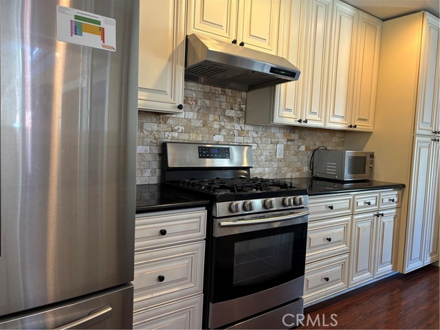 Detail Gallery Image 5 of 23 For 2032 E Fern Dr, Fullerton,  CA 92831 - 3 Beds | 2 Baths