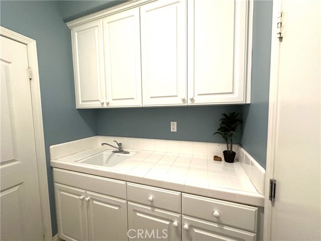 Laundry Room - Sink & Counter
