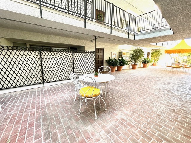 Detail Gallery Image 52 of 59 For 4950 Louise Ave #105,  Encino,  CA 91316 - 2 Beds | 2 Baths