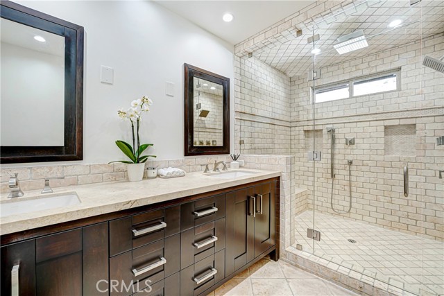 Detail Gallery Image 8 of 15 For 4529 Don Pio, Woodland Hills,  CA 91364 - 4 Beds | 2/1 Baths