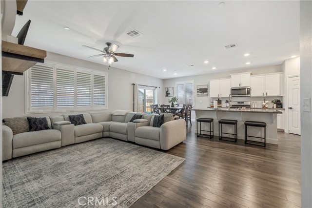 Detail Gallery Image 9 of 41 For 3531 E Laura Ct, Visalia,  CA 93292 - 3 Beds | 2 Baths
