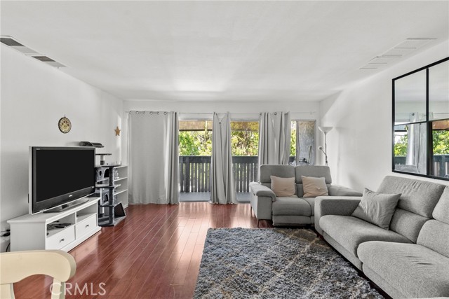 Detail Gallery Image 4 of 19 For 8601 International Ave #130,  Canoga Park,  CA 91304 - 2 Beds | 2 Baths