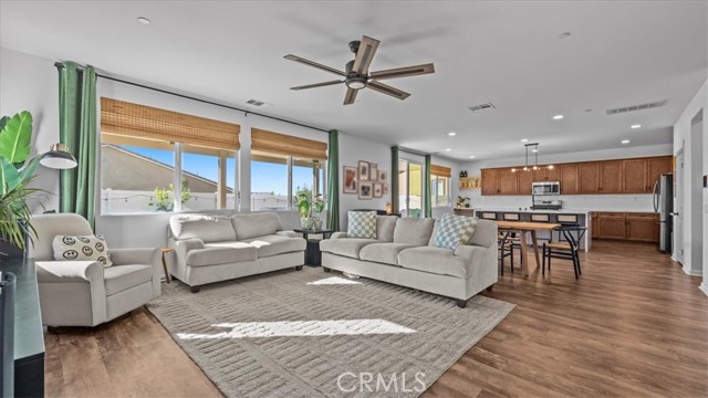 Detail Gallery Image 7 of 44 For 1417 Galaxy Dr, Beaumont,  CA 92223 - 4 Beds | 3 Baths