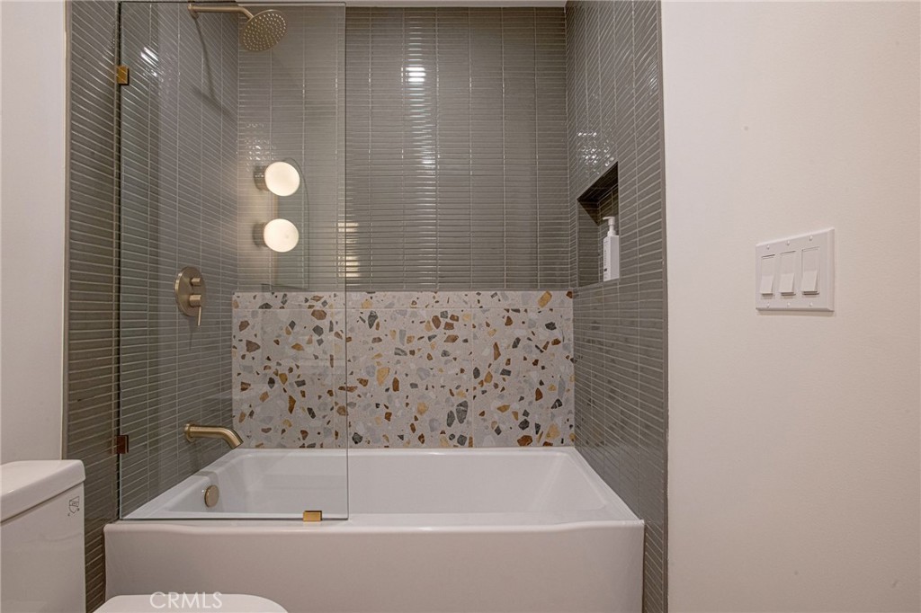https://media.crmls.org/medias/e582812d-01fb-4d51-8948-30db1cad5527.jpg?preset=X-Large