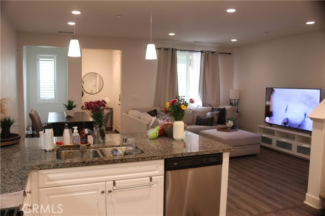 Detail Gallery Image 4 of 27 For 3287 E Wild Horse Privado #4,  Ontario,  CA 91762 - 3 Beds | 2/1 Baths