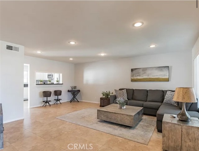 Detail Gallery Image 7 of 23 For 19110 Kittridge St #5,  Reseda,  CA 91335 - 3 Beds | 1/1 Baths