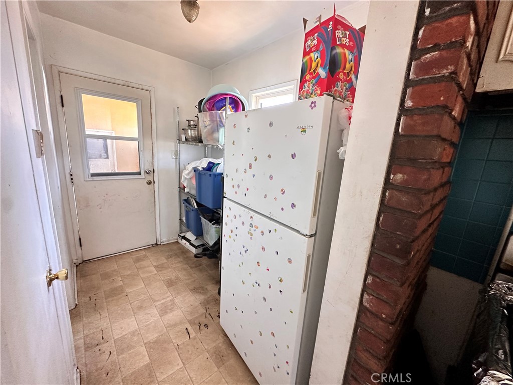 https://media.crmls.org/medias/e584536d-4fd3-4ff4-af24-88230c0ce5af.jpg?preset=X-Large