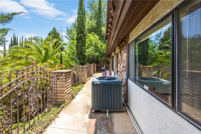 668 E Sunset N Drive, Redlands CA: https://media.crmls.org/medias/e5848dd5-b7e9-4fdf-bb8a-bd7fd65dc092.jpg