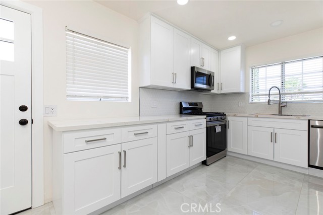 Detail Gallery Image 4 of 40 For 11110 Odell, Sunland,  CA 91040 - 4 Beds | 3 Baths