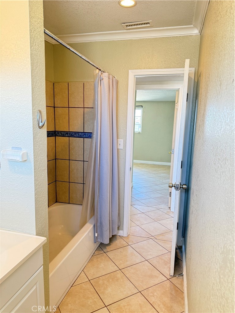 https://media.crmls.org/medias/e5889e10-8938-467a-834c-a34ba300b340.jpg?preset=X-Large
