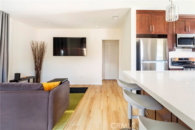 239 W Hillcrest Boulevard, Inglewood CA: https://media.crmls.org/medias/e588baa9-5051-48ee-b167-0337030eacfc.jpg