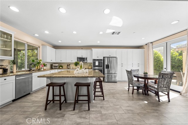 7462 Silver Saddle Court, Eastvale CA: https://media.crmls.org/medias/e5891a06-ef6d-47ee-a4a6-f3a238fc4d2e.jpg