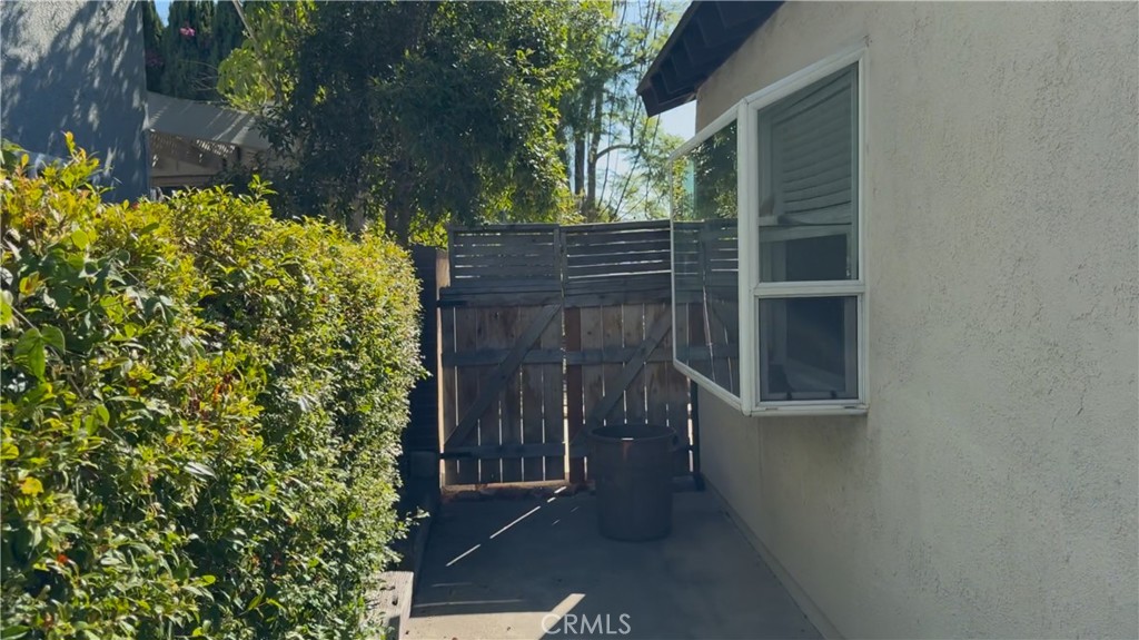 https://media.crmls.org/medias/e58a042e-5ca4-471d-91b1-25d54ee40f09.jpg?preset=X-Large