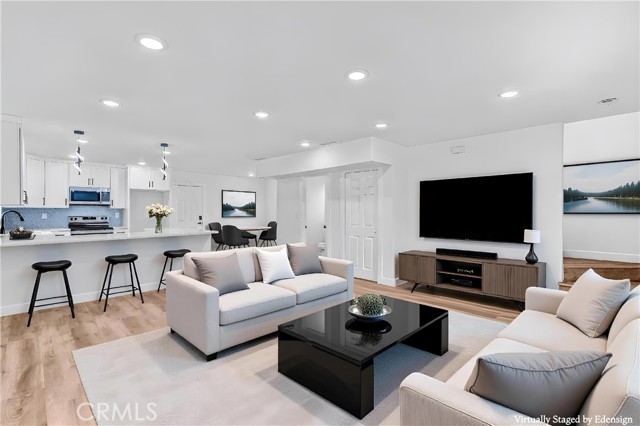 Detail Gallery Image 2 of 25 For 20302 Oxnard, Woodland Hills,  CA 91367 - 3 Beds | 2/1 Baths