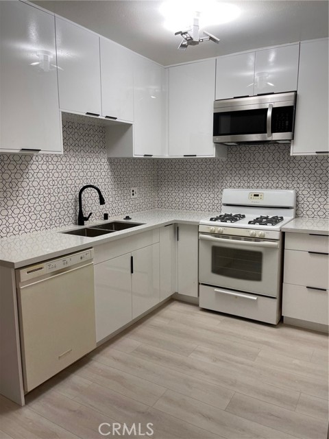 Detail Gallery Image 17 of 22 For 14560 Clark #102,  Sherman Oaks,  CA 91411 - 2 Beds | 2 Baths