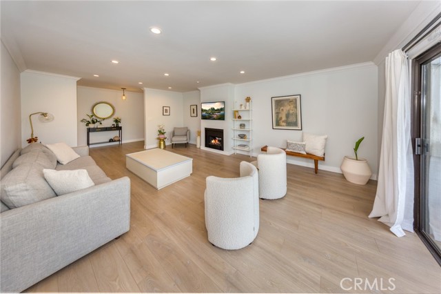 Detail Gallery Image 5 of 20 For 635 E Elmwood Ave #201,  Burbank,  CA 91501 - 3 Beds | 2 Baths