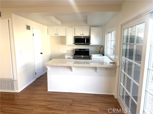 Detail Gallery Image 2 of 14 For 1958 Mount Shasta Dr, San Pedro,  CA 90732 - 2 Beds | 2/1 Baths