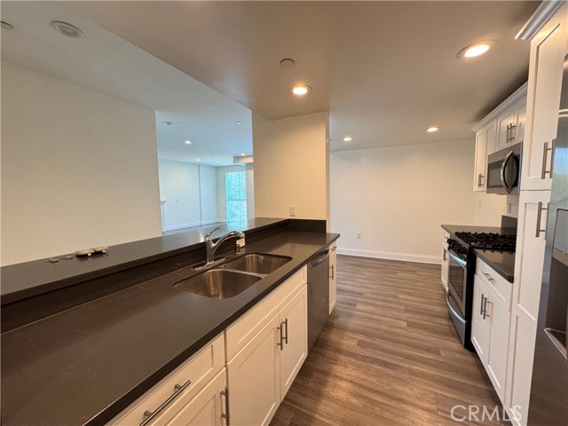 Detail Gallery Image 4 of 32 For 14934 Burbank Bld #302,  Sherman Oaks,  CA 91411 - 2 Beds | 2 Baths