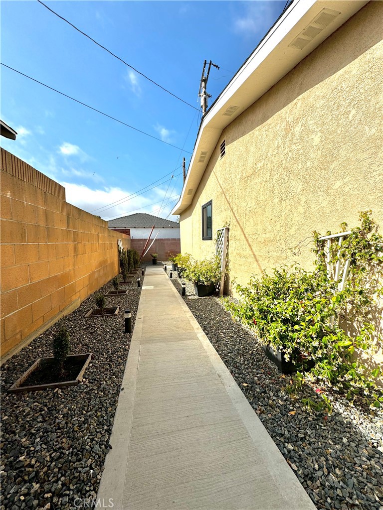 https://media.crmls.org/medias/e59564a6-a0b0-44de-b109-af645e1447d8.jpg?preset=X-Large